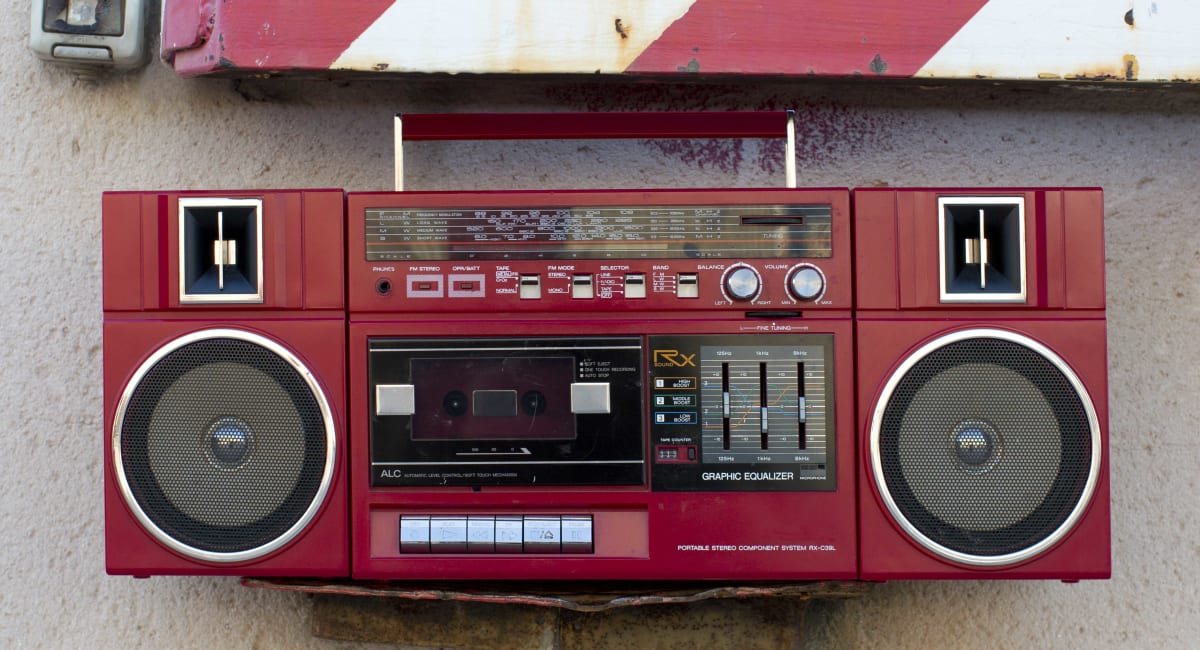 RADIO TRANSISTOR PEQUEÑO IGUAL QUE EL INTERNATIONAL - SOLO AM - FUNCIONA.